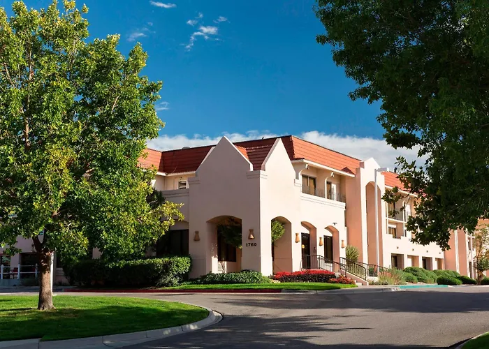 Family Hotel: The Querque Hotel