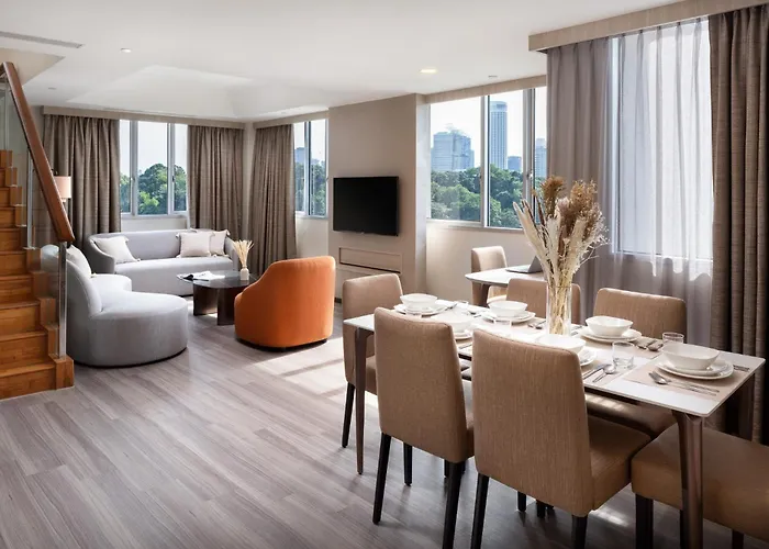 Hotel with pool: Park Avenue Clemenceau