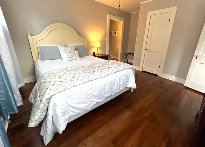 King Bed Family Friendly Cottage - Walk To Zoo & Waterpark - Near Downtown & Midtown