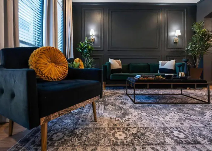 Stylish & Romantic Home, Long-Term Friendly, King