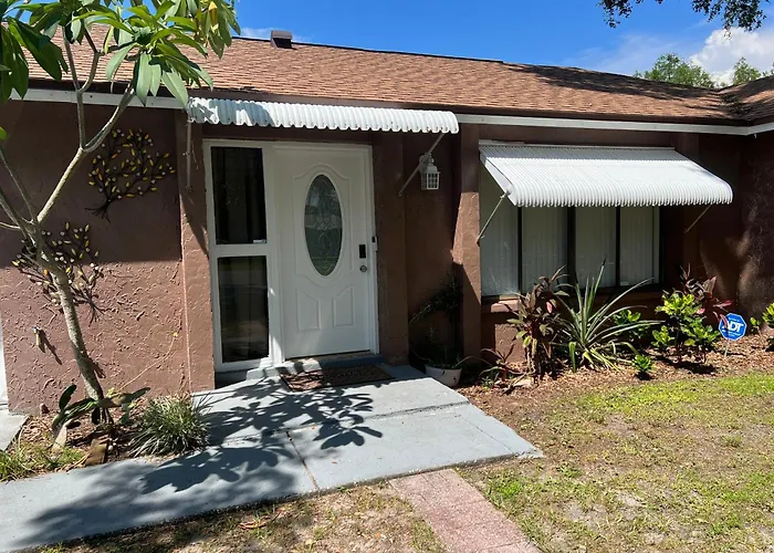 Lakeside Retreat - 3 Bedroom, 2 Bathroom House By The Lake