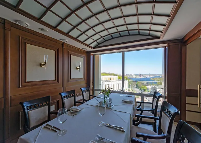 Готель Дніпро Dnipro Hotel