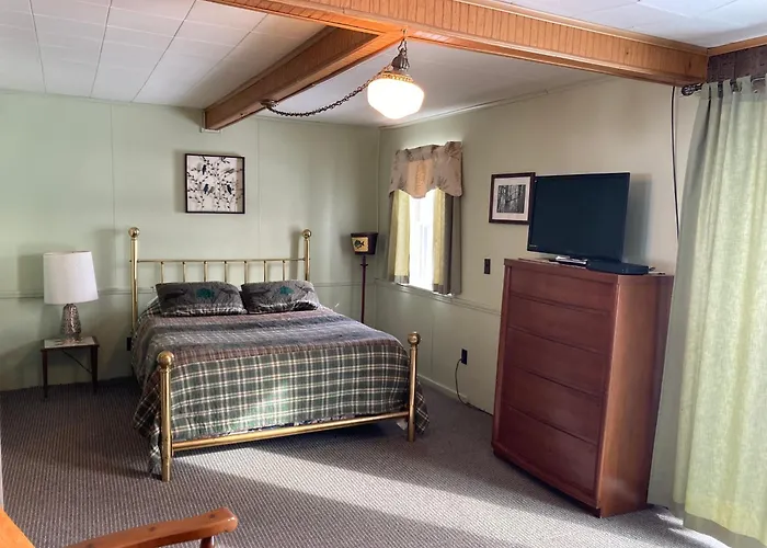 Cheap hotel: Dixon Lake Resort Motel