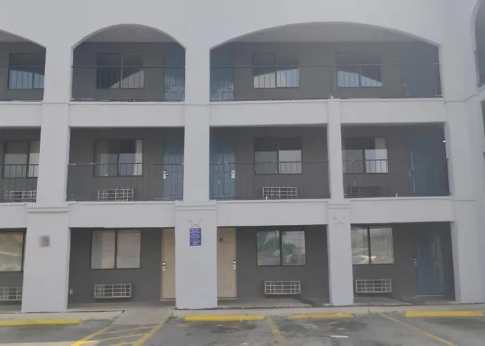 Motel: Hallmark Inn And Suites