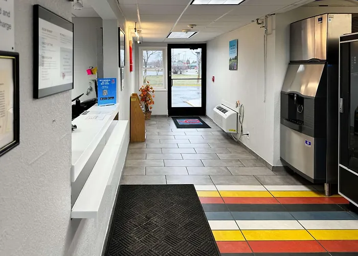 Hotel near College: Motel 6-Oshkosh, Wi