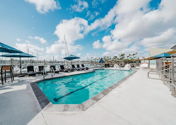 Bay Club Hotel And Marina