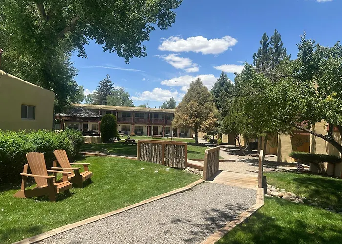 Motel: El Pueblo Lodge