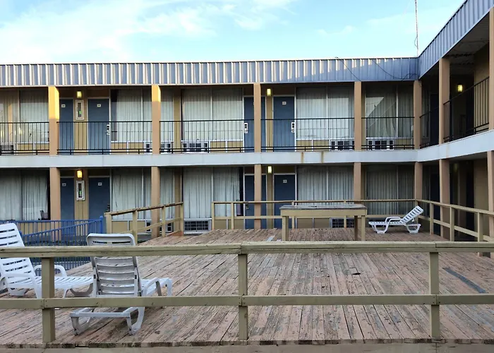 Castle Inn & Suites By Oyo Lawton