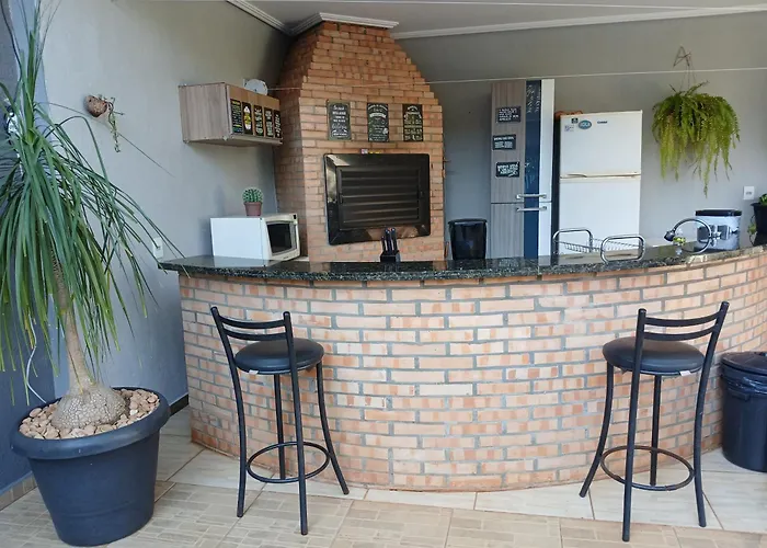 Edicula com um quarto banheiro e piscina e lazer
