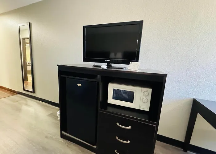 Econo Lodge Inn & Suites