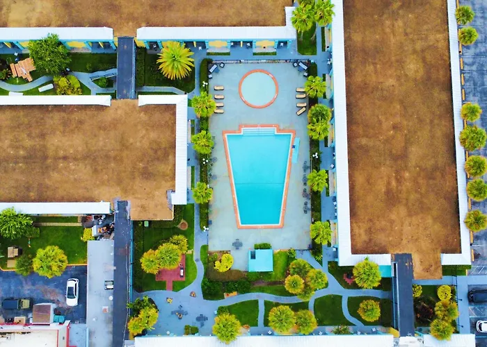 Hotel near College: Bposhtels Orlando Florida Mall