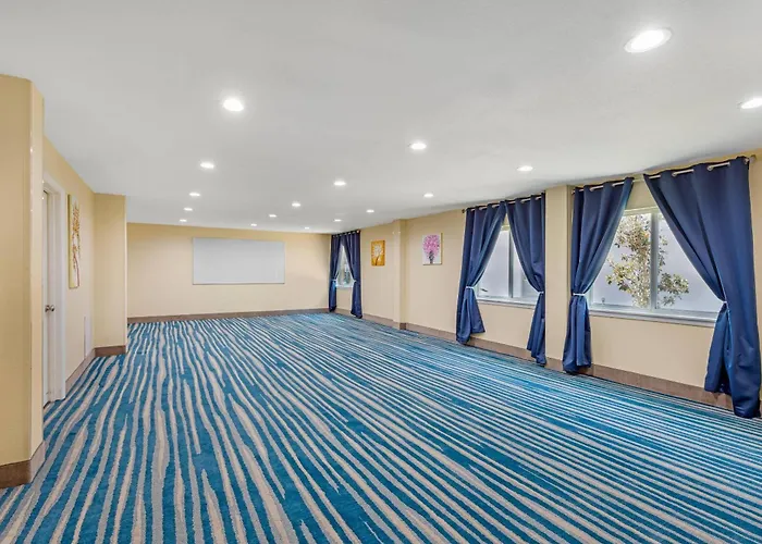 Quality Inn & Suites Plano East - Richardson