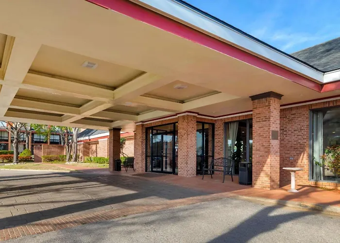 Luxury hotel only: Magnuson Grand Hotel And Conference Center Tyler