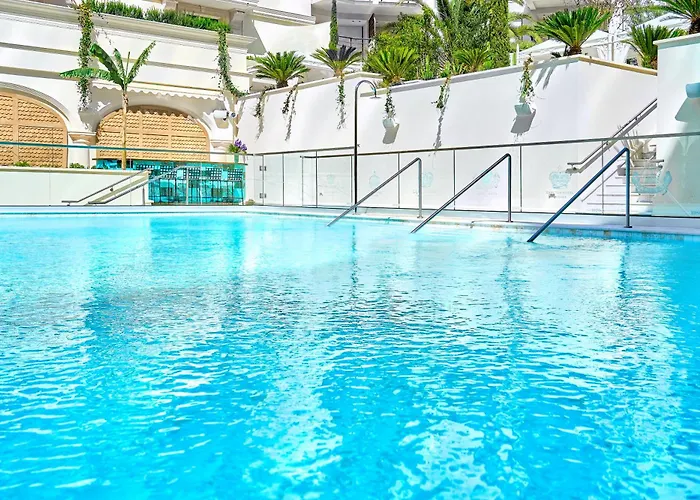Resort: Carlton Cannes, A Regent Hotel