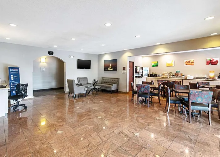 Hotel near College: Quality Suites Austin South Street Elmo District
