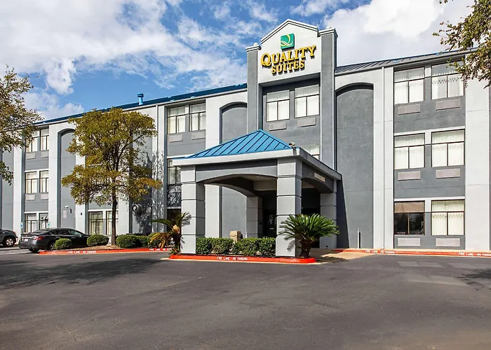 Hotel near College: Quality Suites Austin South Street Elmo District