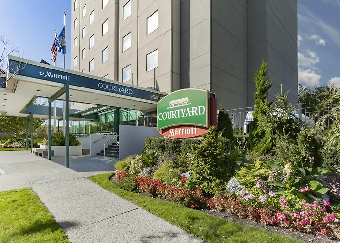 Hotel with pool: Courtyard By Marriott New York Jfk Airport