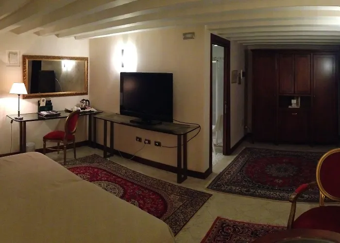 Hotel pres du College: Hotel Liassidi Palace