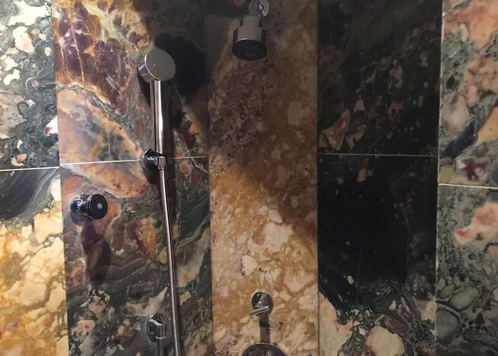 Boutique De La Place Des Vosges