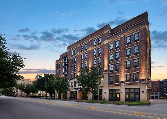 Fairfield Inn & Suites By Marriott Savannah Downtown Historic District