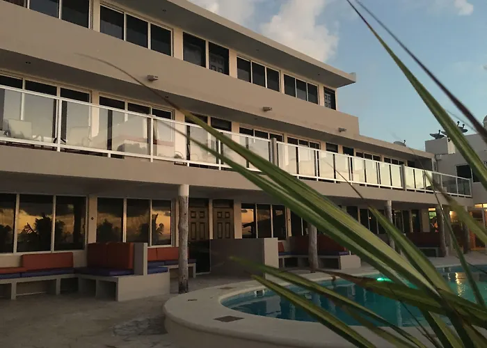 Cheap hotel: Hacienda Morelos Beachfront Hotel