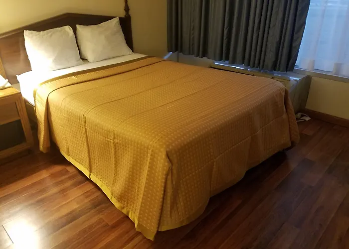 Hotel with view: Travelodge By Wyndham Gaylord