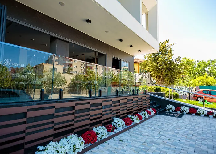 Hotel with pool: Ames Hotel & Spa