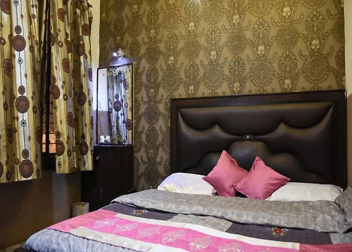 Lucky Restaurant & Guest House Near Taj Mahal