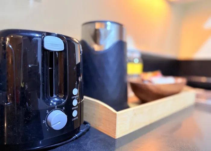 Comfy Stays With Fast Wifi Near Moa By One Guest Place