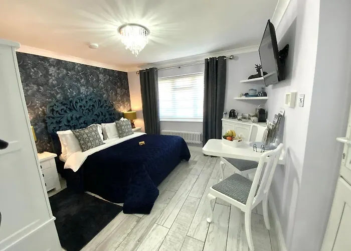 The Knightwood Oak: Luxury King Suite with Private Entrance in Lymington