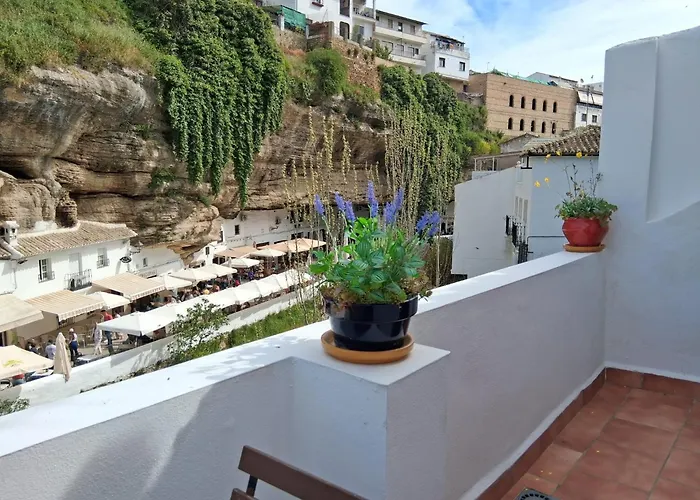 Casa Bajo La Roca