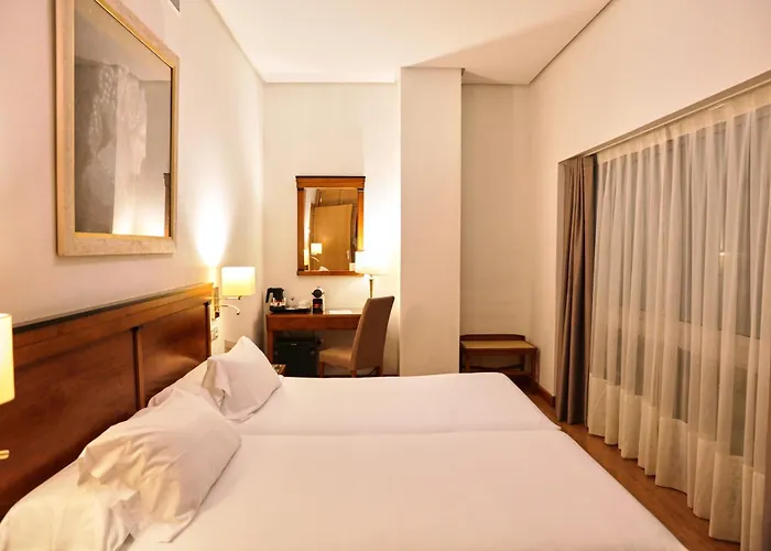 Hotel con piscina: Hotel Bécquer