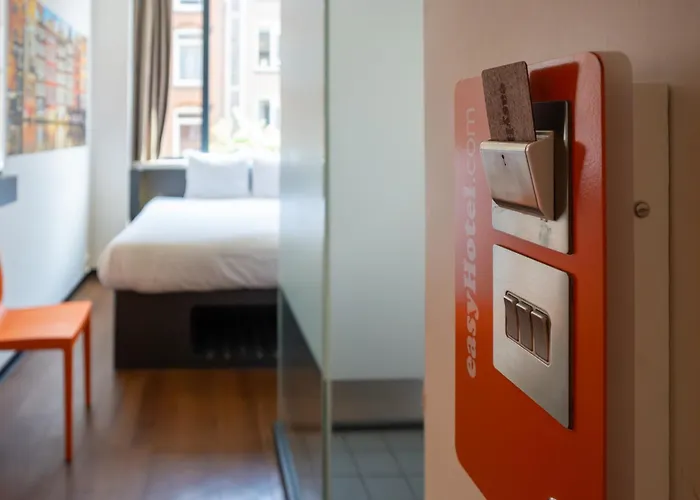 Pet Friendly hotel: Easyhotel Amsterdam City Centre South