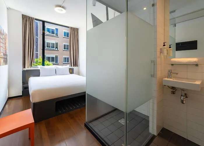 Pet Friendly hotel: Easyhotel Amsterdam City Centre South