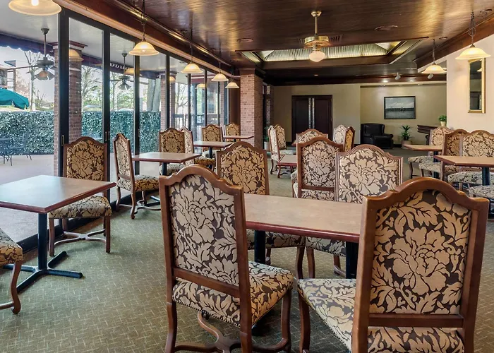 Luxury hotel only: Magnuson Grand Hotel And Conference Center Tyler