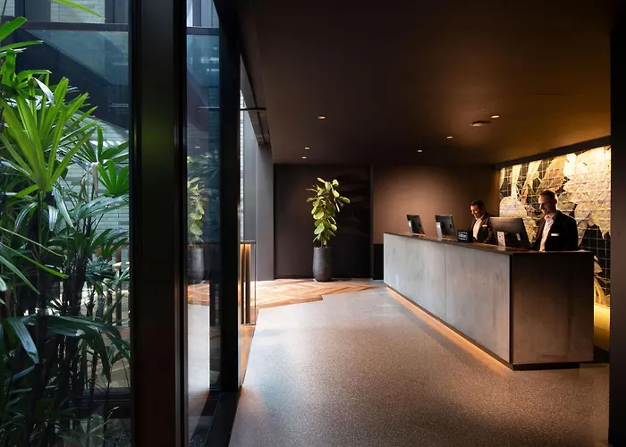 West , Curio Collection By Hilton