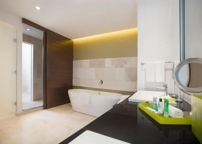 Hot Tub in Room Presidente Intercontinental Cancun