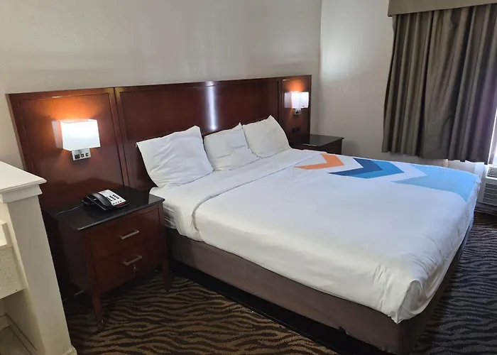 Hometown Inn & Suites