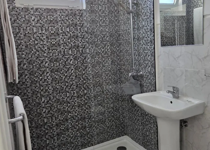 Lira Guest House B&B