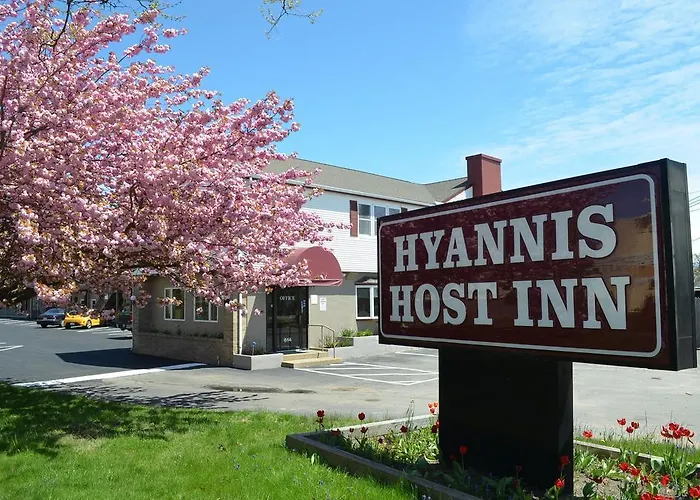 Central hotel: Hyannis Host Inn