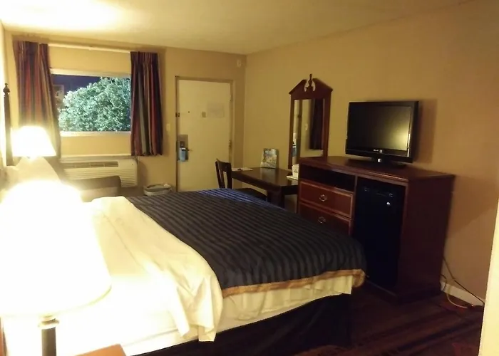 Days Inn By Wyndham Hot Springs